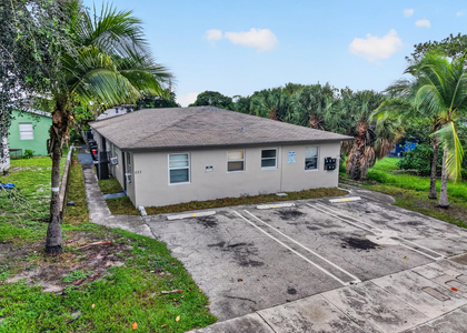 633 10th Street - Photo 1