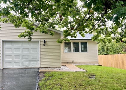 821 Belle Plaine Avenue - Photo 1