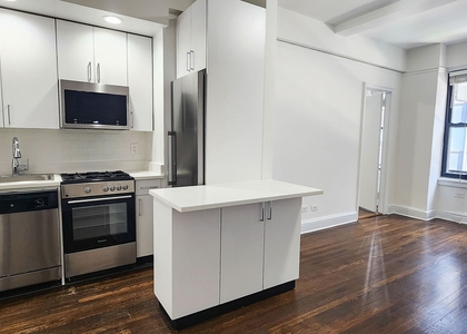 East 46 Street - Photo 1