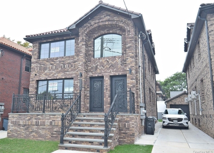 38-36 215st - Photo 1