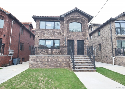 38-36 215st - Photo 1
