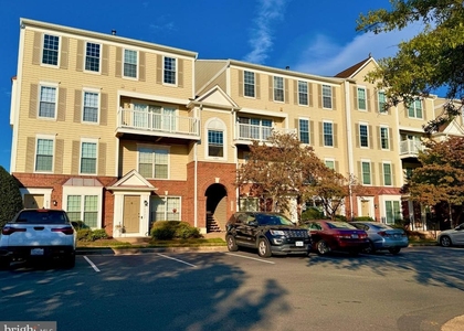 46924 Courtyard Square - Photo 1