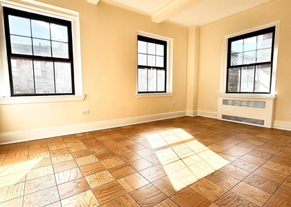 Christopher St - Photo 1