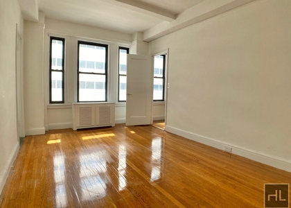East 46 Street - Photo 1
