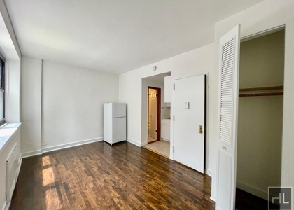 East 61 Street - Photo 1