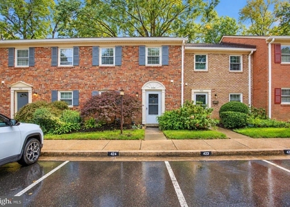 424 Greenbrier Court - Photo 1