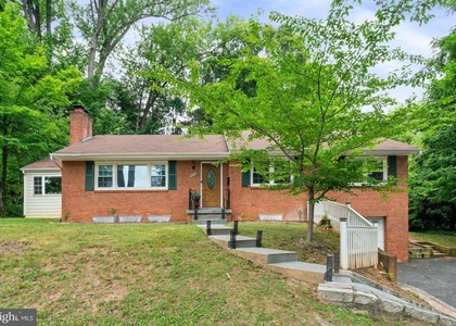 709 E Broad Street - Photo 1
