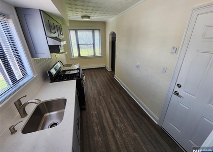 432 Broad - Photo 1