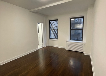 East 46 Street - Photo 1