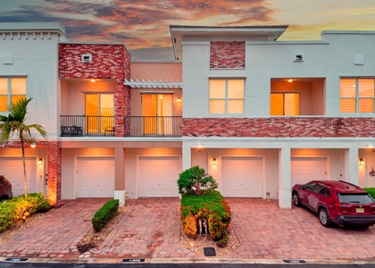 10560 Sw Stephanie Way - Photo 1