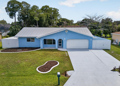 242 Se Duxbury Avenue - Photo 1