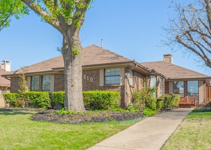 410 W Oak Street - Photo 1