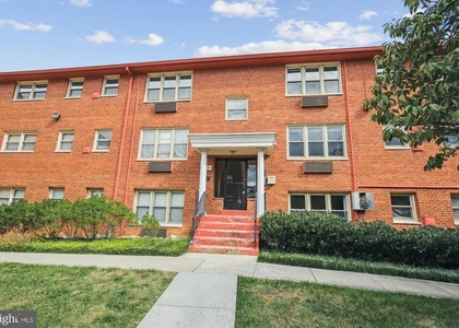 2030 N Woodrow Street N - Photo 1