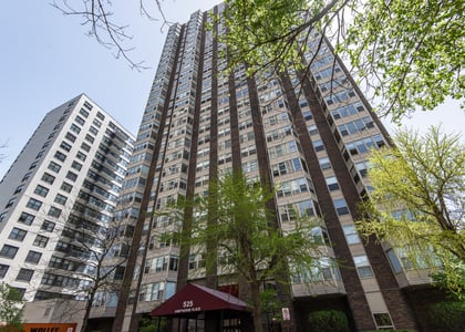 525 W Hawthorne Place - Photo 1