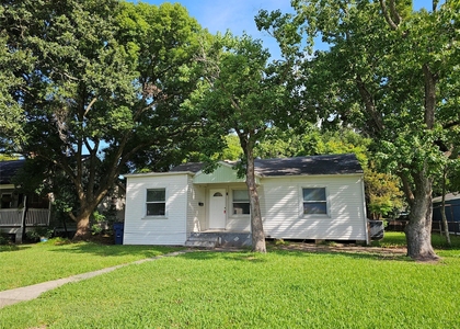 806 17th Avenue N - Photo 1
