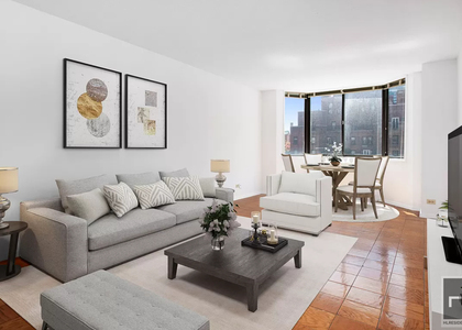 E 52nd St - Photo 1