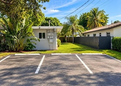 904 Ne 12th - Photo 1