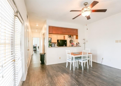 912 W 22nd St - Photo 1