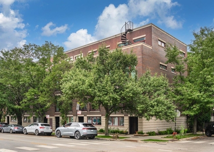 942 W Hubbard Street - Photo 1