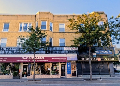 1067 W Argyle Street - Photo 1