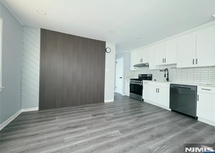 749 Broad - Photo 1