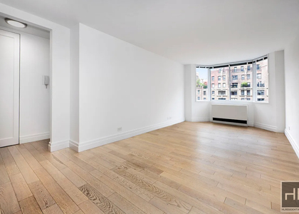 E 52nd St - Photo 1