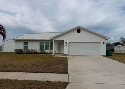 404 Ne Camelot Drive - Photo 1