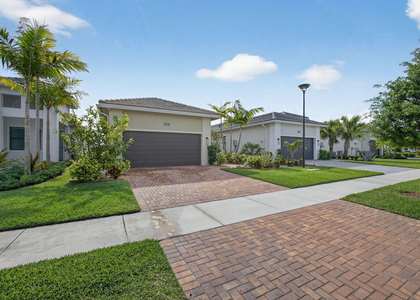 4805 Saint Armands Way - Photo 1