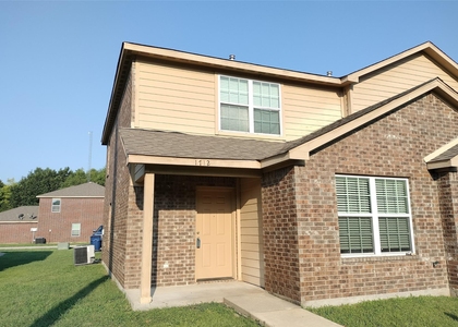 1712 S Waco Street - Photo 1