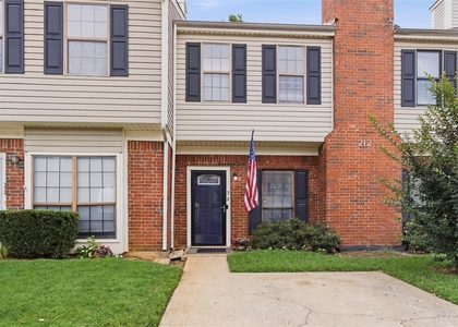 212 Samuel Boulevard - Photo 1
