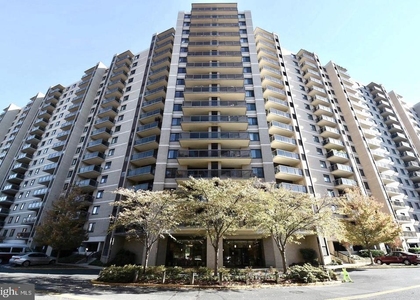 307 Yoakum Parkway - Photo 1