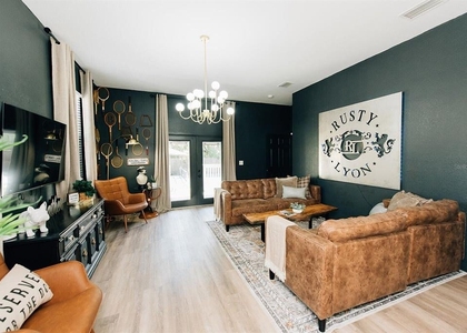 2705 N Oakdale Avenue - Photo 1