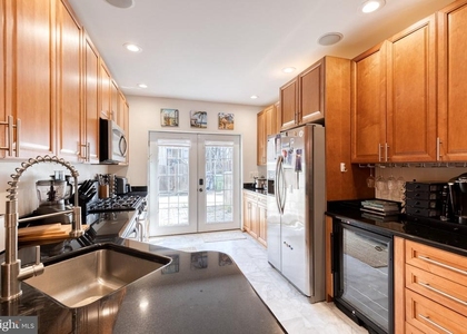 1025 S Bouldin Street - Photo 1