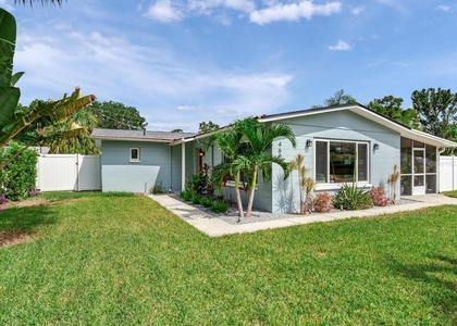 4609 W Hawthorne Road - Photo 1