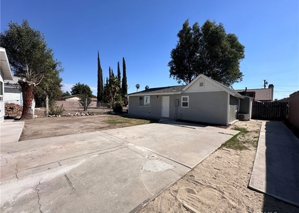 1025 W 11th St - Photo 1