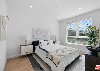 105 S Mariposa Avenue - Photo 1