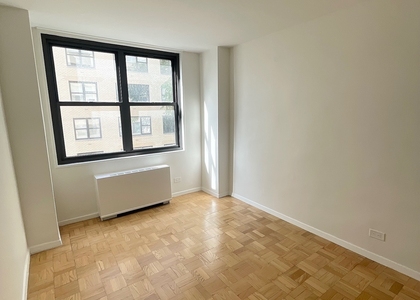 East 49 Street - Photo 1