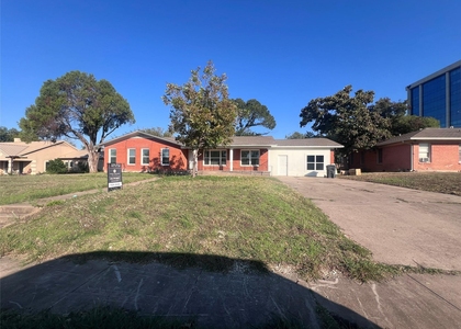 3215 Pine Avenue - Photo 1