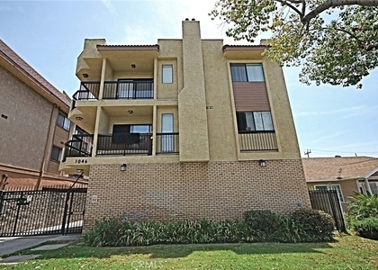 1046 Irving Avenue - Photo 1