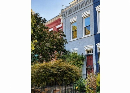 240 14th Street Ne - Photo 1