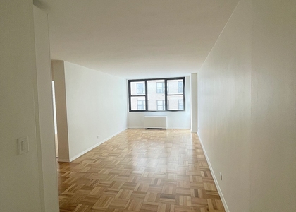 East 49 Street - Photo 1