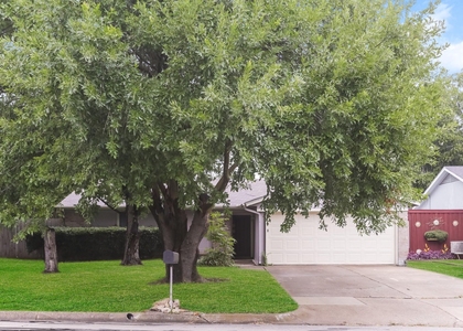 604 Circleview Drive - Photo 1