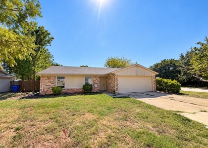 600 Stell Avenue - Photo 1