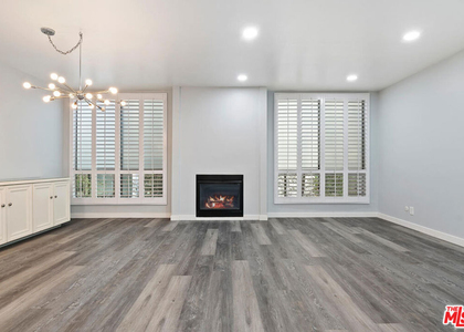 927 N Kings Road - Photo 1