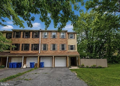 205 Chaucer Court - Photo 1