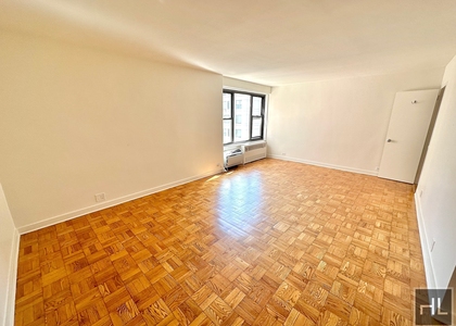 Fourth Avenue - Photo 1