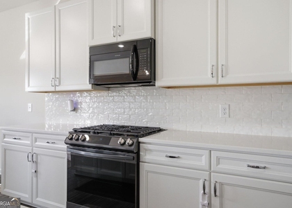 95 Royal Oaks Drive Ne - Photo 1