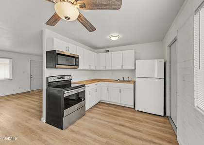 704 W 11th Street - Photo 1