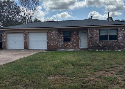 608 Circle Way - Photo 1
