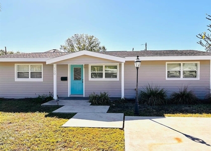 130 43rd Avenue Ne - Photo 1